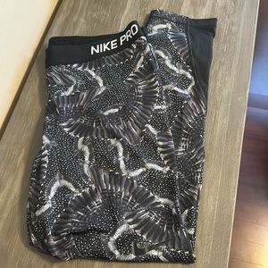 W XL Nike Pro 3/4 length leggins